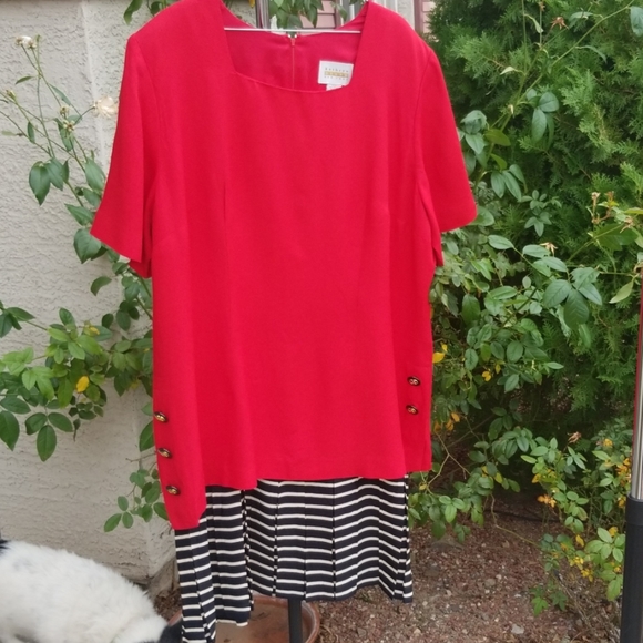 Dress (One piece) - Picture 1 of 4